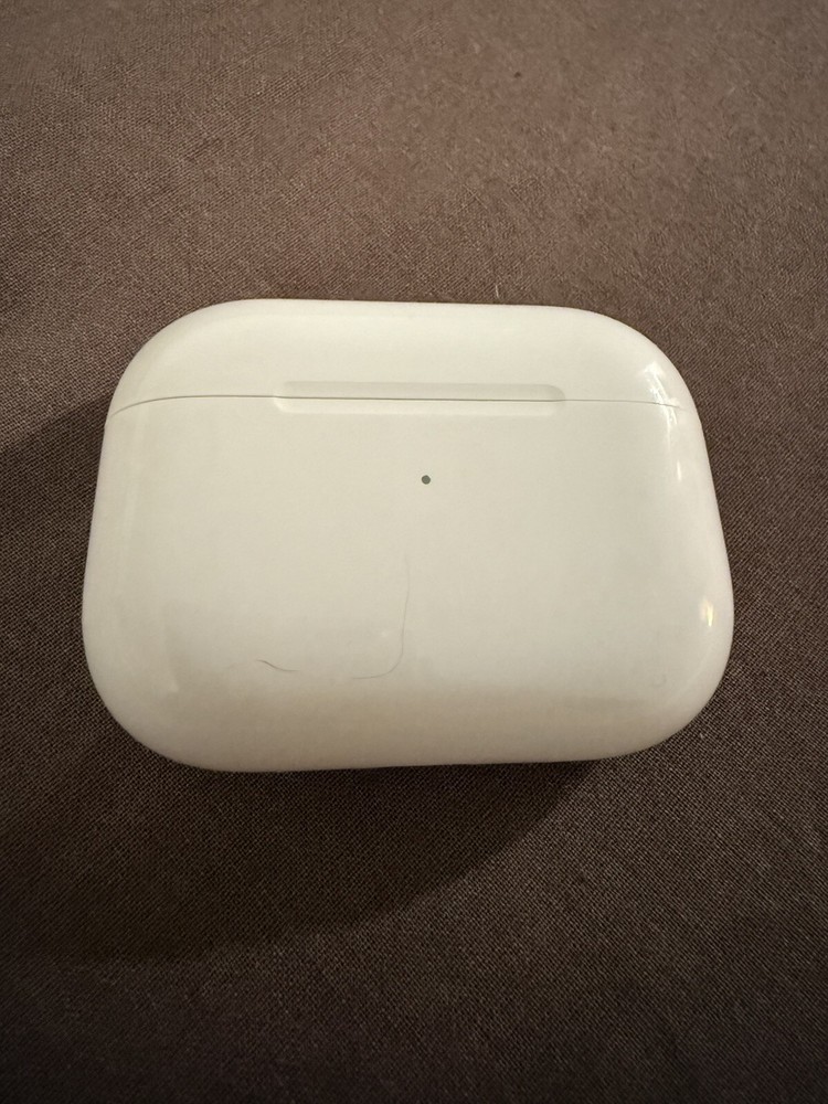 Apple AirPods Pro 1st Gen Wireless Charging Case Only in Good Condition