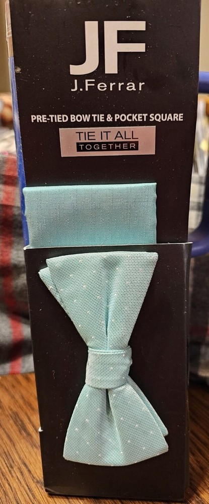 J Ferrar Mint Green Bow Tie and Pocket Square Set MSRP 40