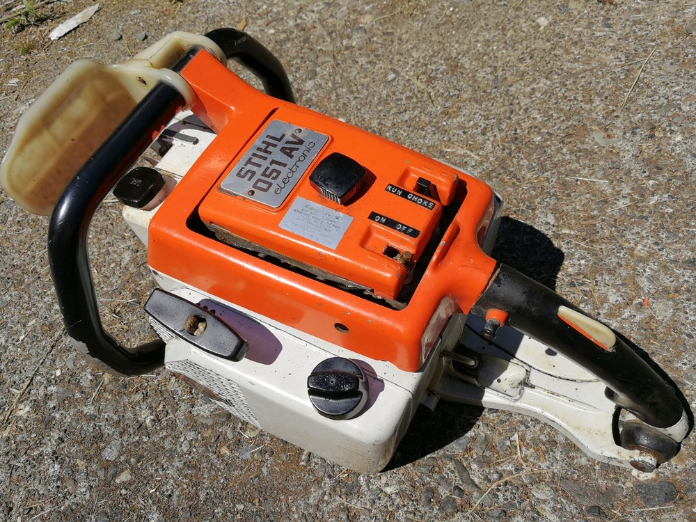 Vintage STIHL 051AV Chainsaw with Wrap Handlebar Collectors Item Runs As Is 075