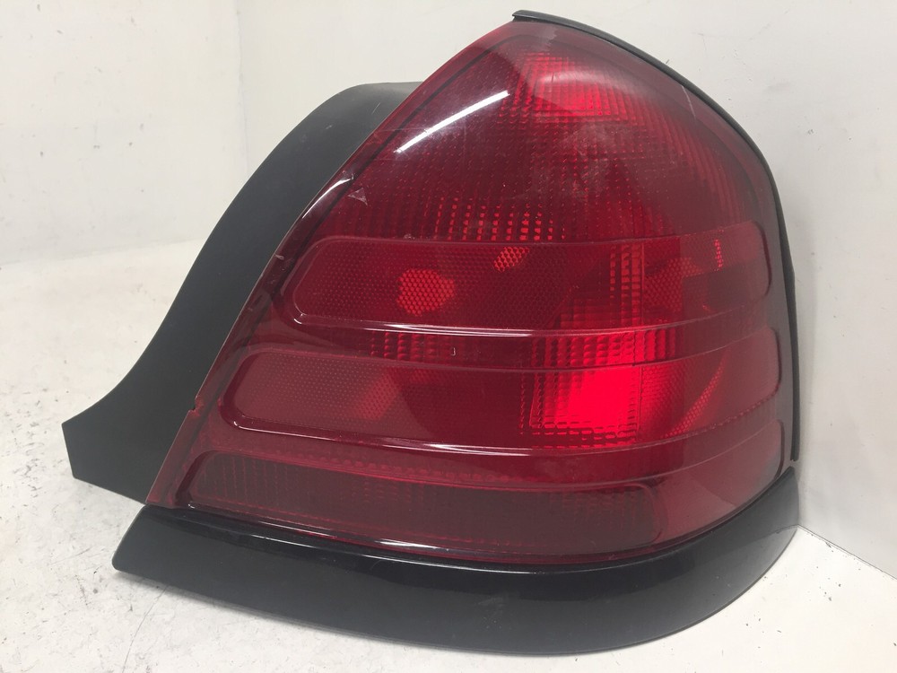 Tail light Damaged Lamp Right RH Ford Crown Victoria 04-2011 8W7Z-13405-A OEM