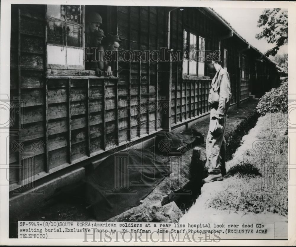 Press Photo American soldiers at a hospital look over dead GIs in South Korea