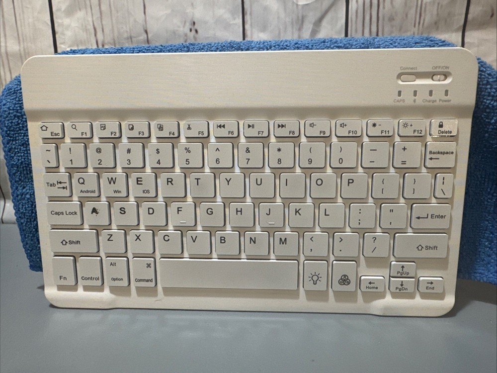 Unbranded Wireless Keyboard for iPad – Compact & Reliable Bluetooth Typing