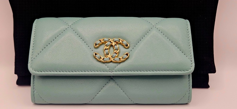 Authentic Chanel 19 Medium Flap Wallet Brand New