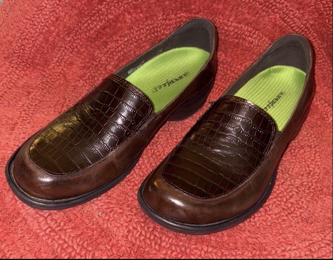 Clarks Artisan Womens Brown Leather Alligator Print Slip On Loafers Size 10 Medium