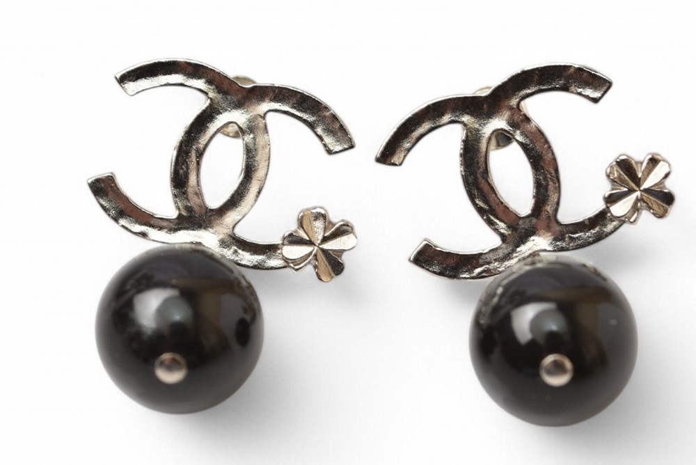 CHANEL Pierce CC Mark/Clover Swing Ball Silver/Black B13
