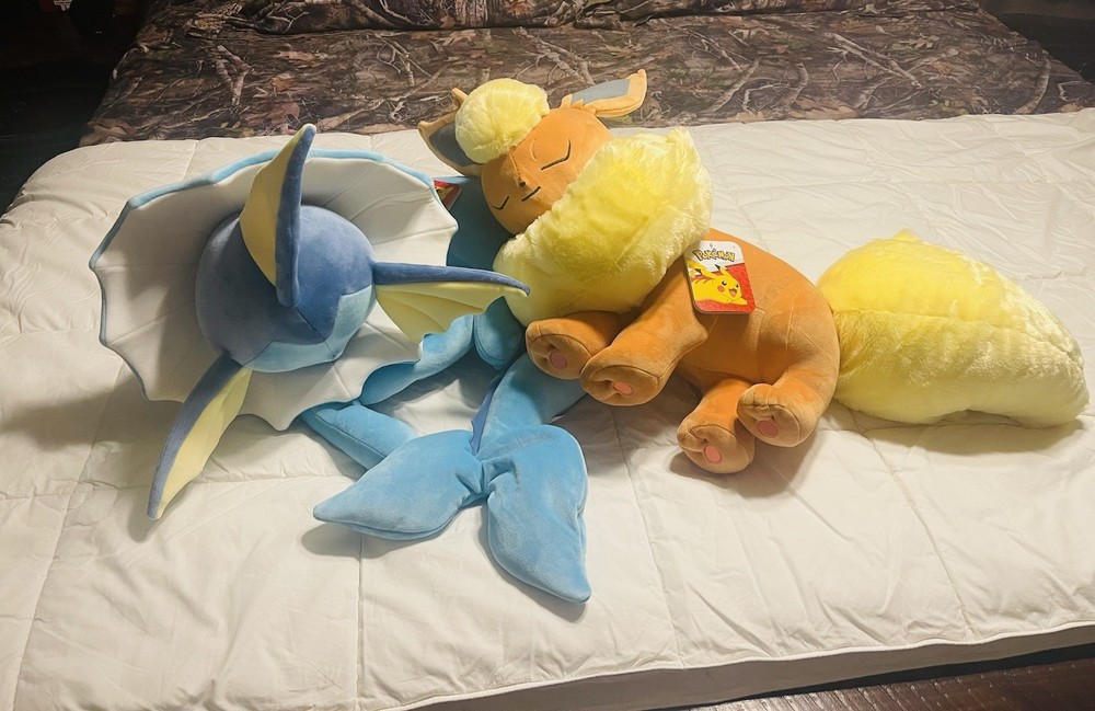 2025 Jazwares Pokémon 18-in Sleeping Vaporeon And Flareon Soft Brand New w/ Tags
