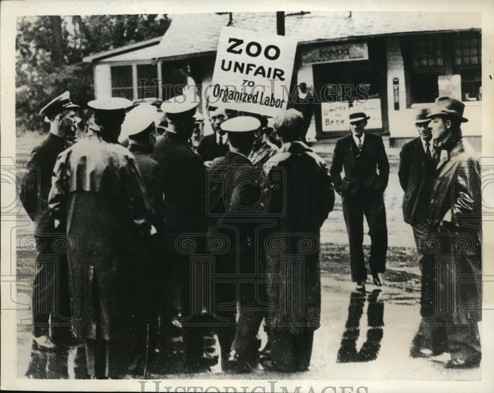 1935 Press Photo Cincinnati, Ohio Striking Municipal Zoo Workers - nef35739