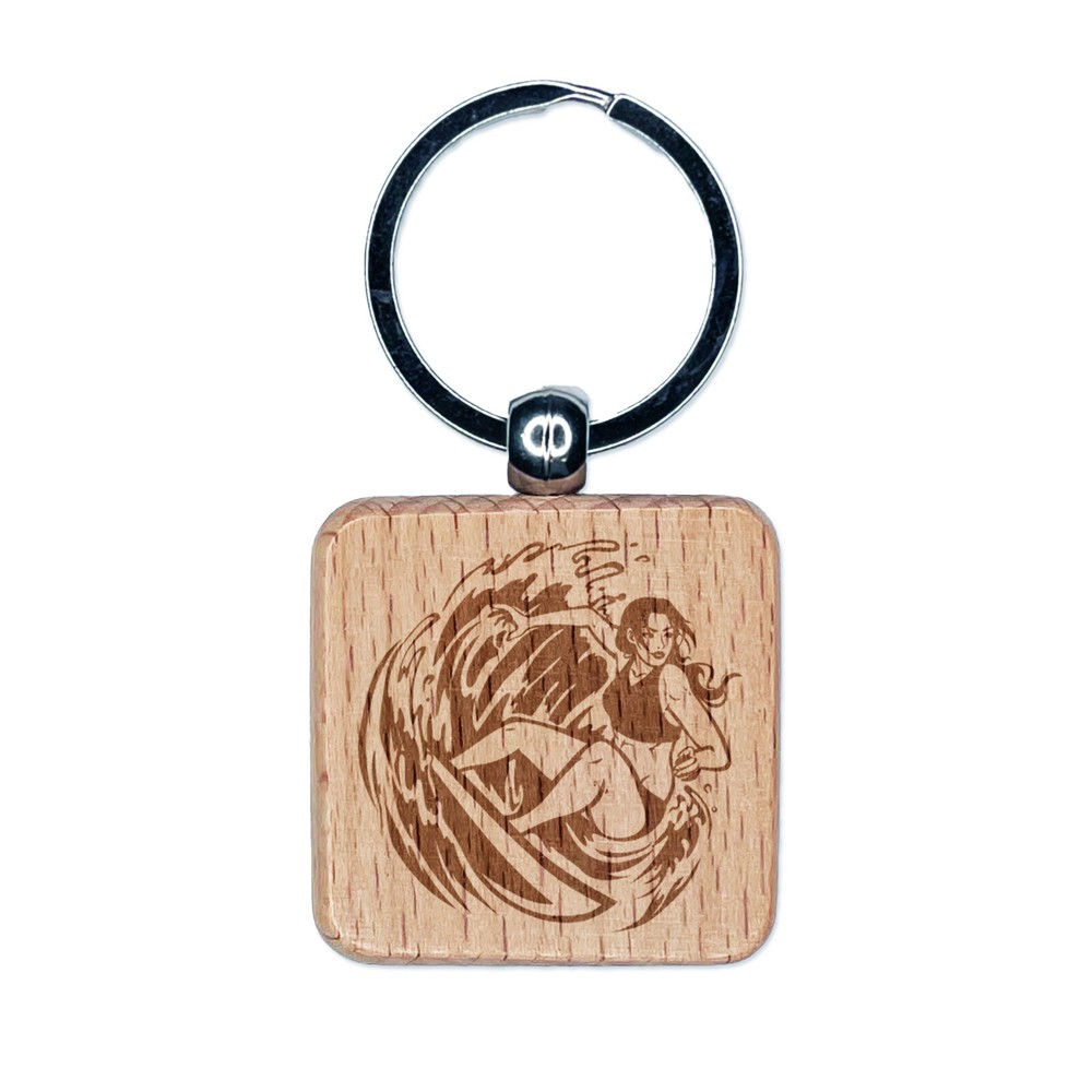Surfista Mujer Montando Ola con Tabla de Surf Grabada Madera Cuadrado Llavero Etiqueta Dije