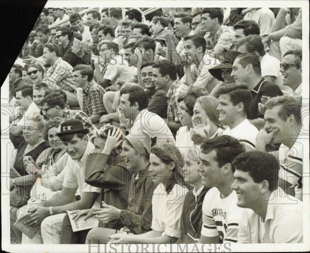 1965 Press Photo Crowd of University Fraternity Members at Derby Day - afa62805-image