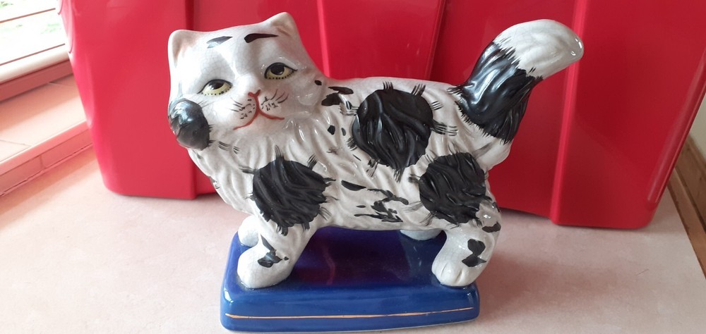 Ceramic Cat Figurine...7.5ins x 4ins x 9ins.... Staffordshire Style as NO name