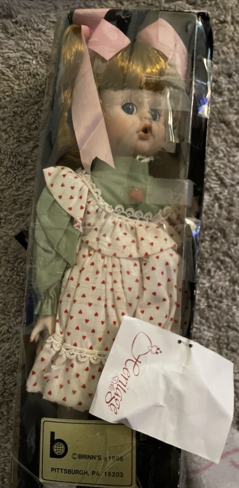 VINTAGE 1986 Heritage Collector's Doll Porcelain Musical Doll 16