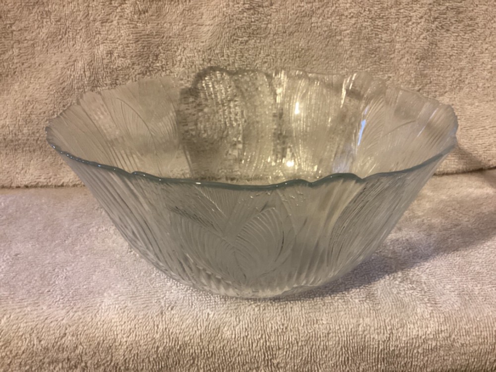 Clear 9x4 Leaf-Design Serving Bowl