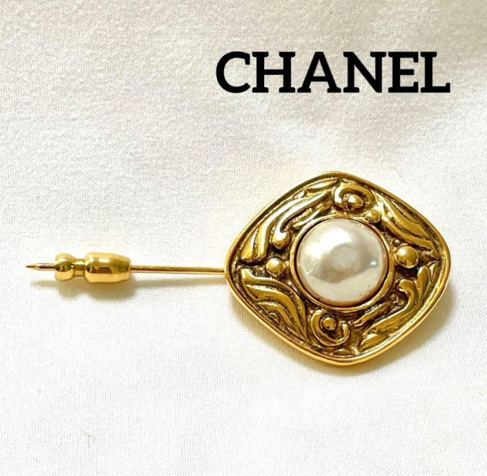 Chanel Elegant Pearl Brooch Pin Metal 3x2.8cm Preowned No Box