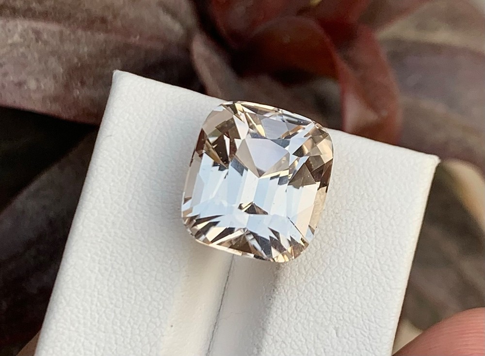 20 Carat Natural Topaz Loose gemstone From Pakistan