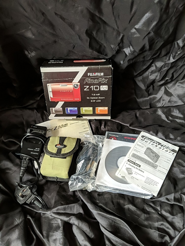 Fuji FinePix Digital Camera with Case Cables and Software Disk