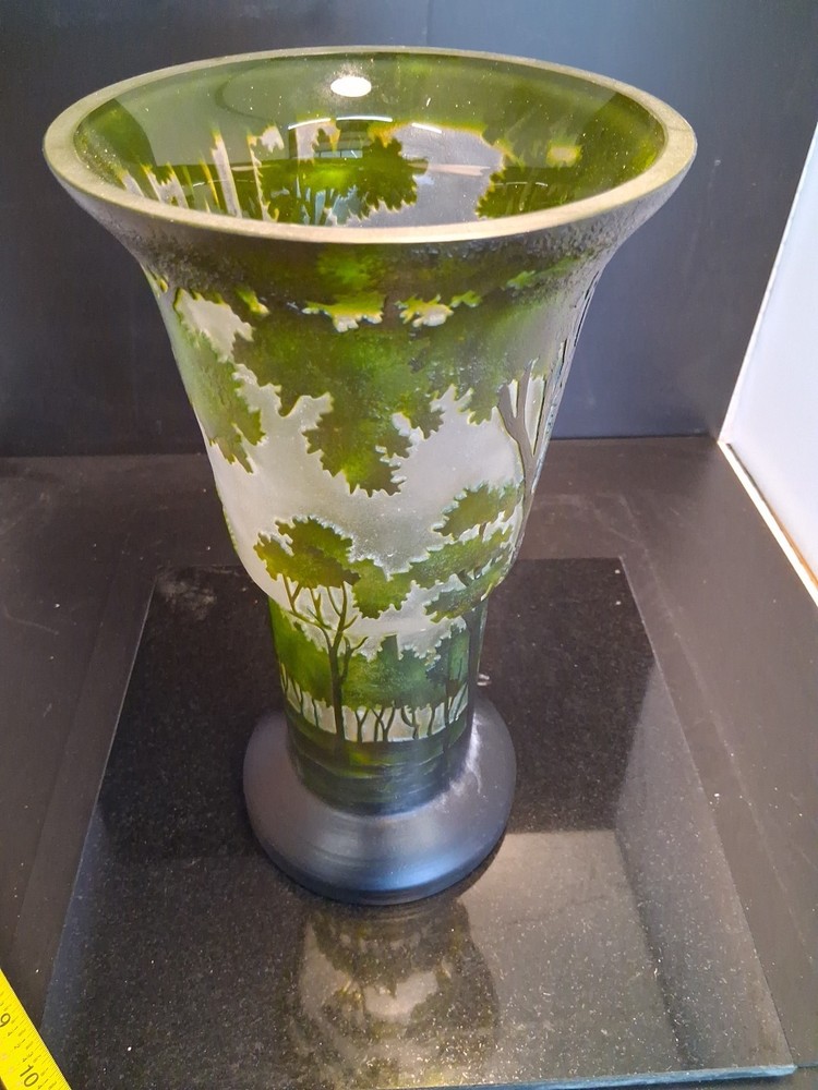Vintage Tozai Forest Art Glass Vase with Gorgeous Detail