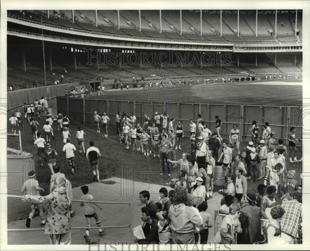 1984 Press Photo Crowds inside the Stadium - cvb40432