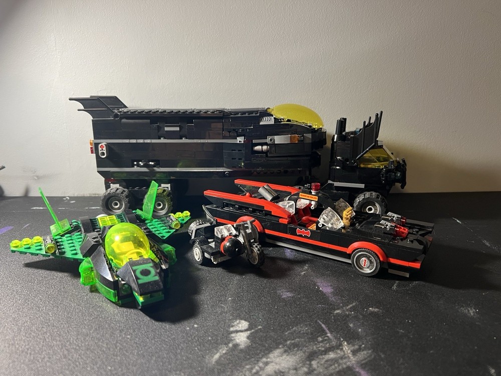 Lot Of 4 Lego DC vehicles BatTruck, Green Lantern And Batmobile +Batbike