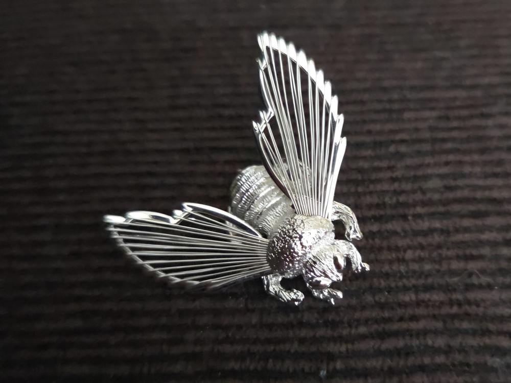 Vintage Signed Monet Silver Tone Wire Honey Bee Brooch Pin