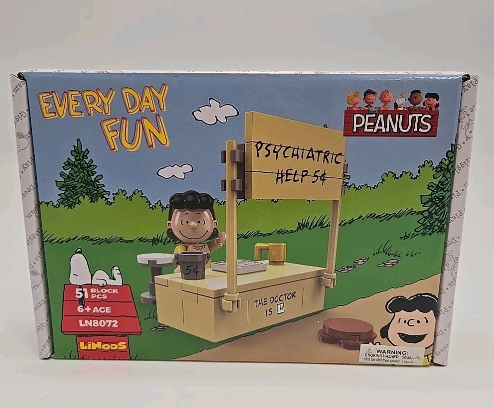LiNoos Peanuts Lucy The Doctor Is In 51-Piece Block Set LN8072 with Stand