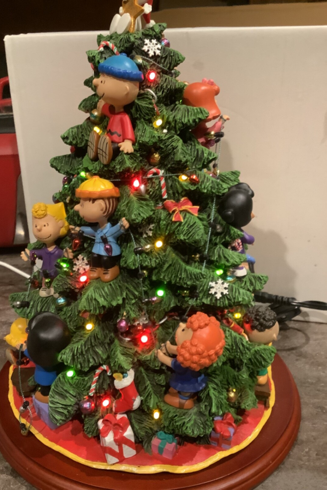 Danbury Mint Peanuts Christmas Tree with Lights Featuring Charlie Brown and Snoopy