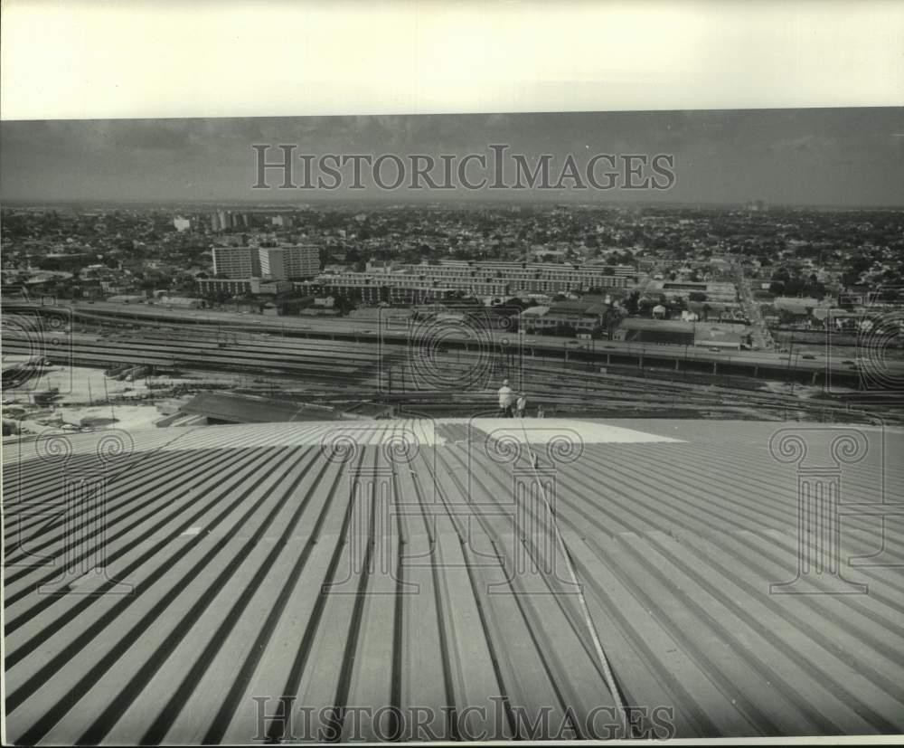 1974 Press Photo Workers on the roof of the Louisiana Superdome - nos24335