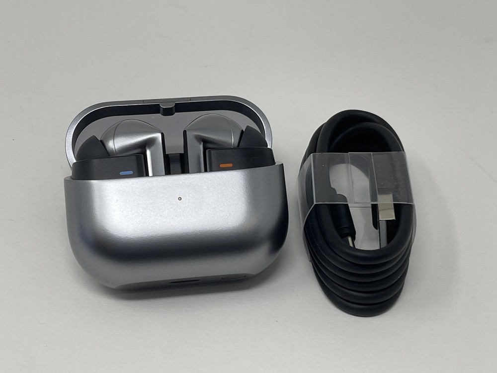 Samsung Galaxy Buds 3 Pro SM-R630 Bluetooth Wireless Earbuds in Sleek Silver