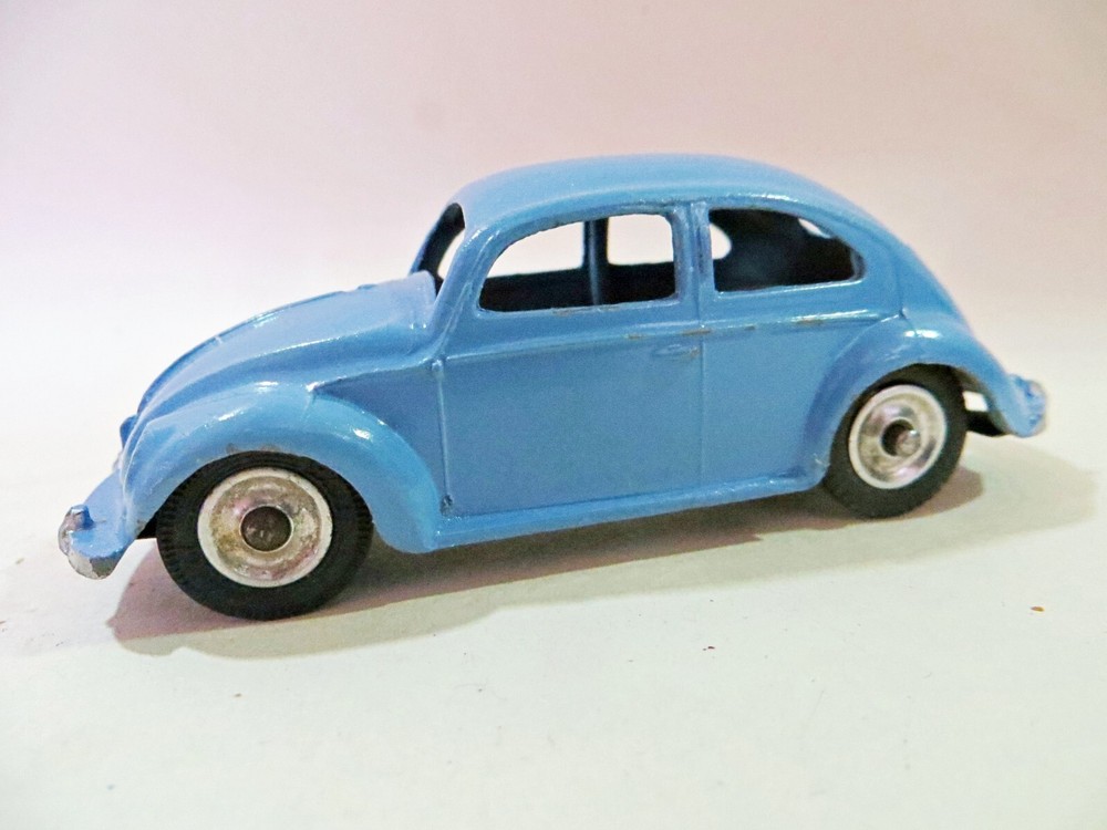 DINKY 181 'VOLKSWAGEN BEETLE 1200 SALOON'. BLUE. COMPLETE. SPUN HUBS. GOOD.