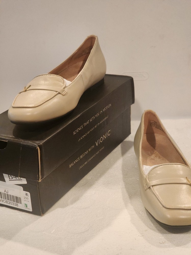 Vionic leather beige women's flats, NIB,  Size 7.5