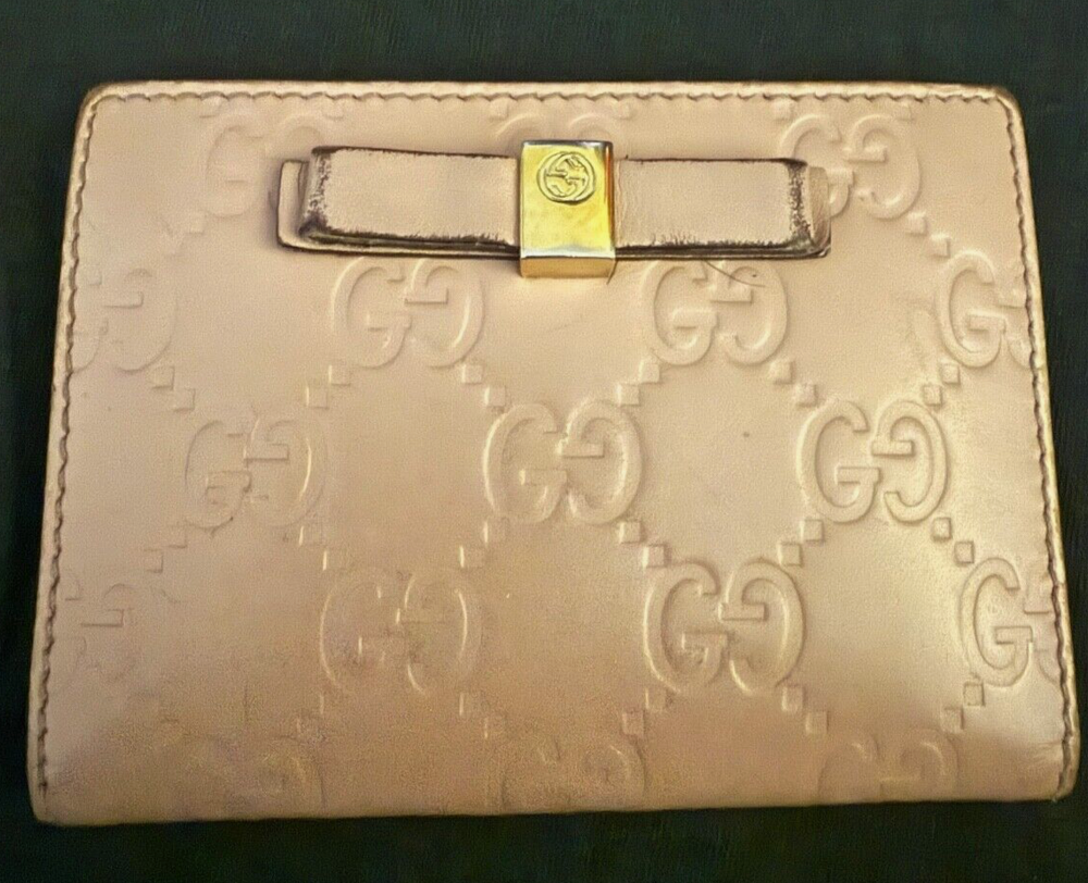GUCCI LEATHER BI-FOLD ID & CARD HOLDER/PRE-LOVED!!