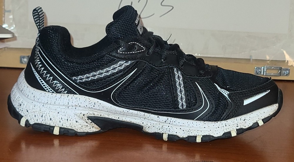 Skechers Hillcrest Women's Shoes Sz.6  Sneakers Black/White Memory Foam