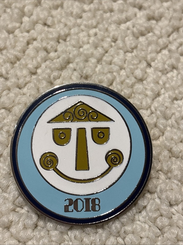 Disney pin 127301 It's a Small World Disney Parks 2018 dated souvenir clock ride