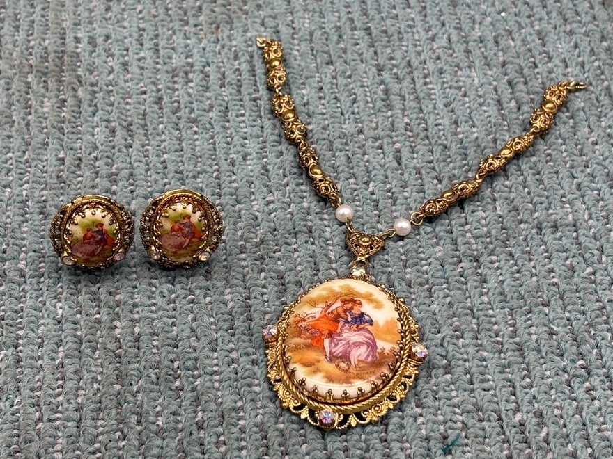 VINTAGE GERMAN FRAGONARD COURTING COUPLE PORCELAIN PENDANT & EARRINGS
