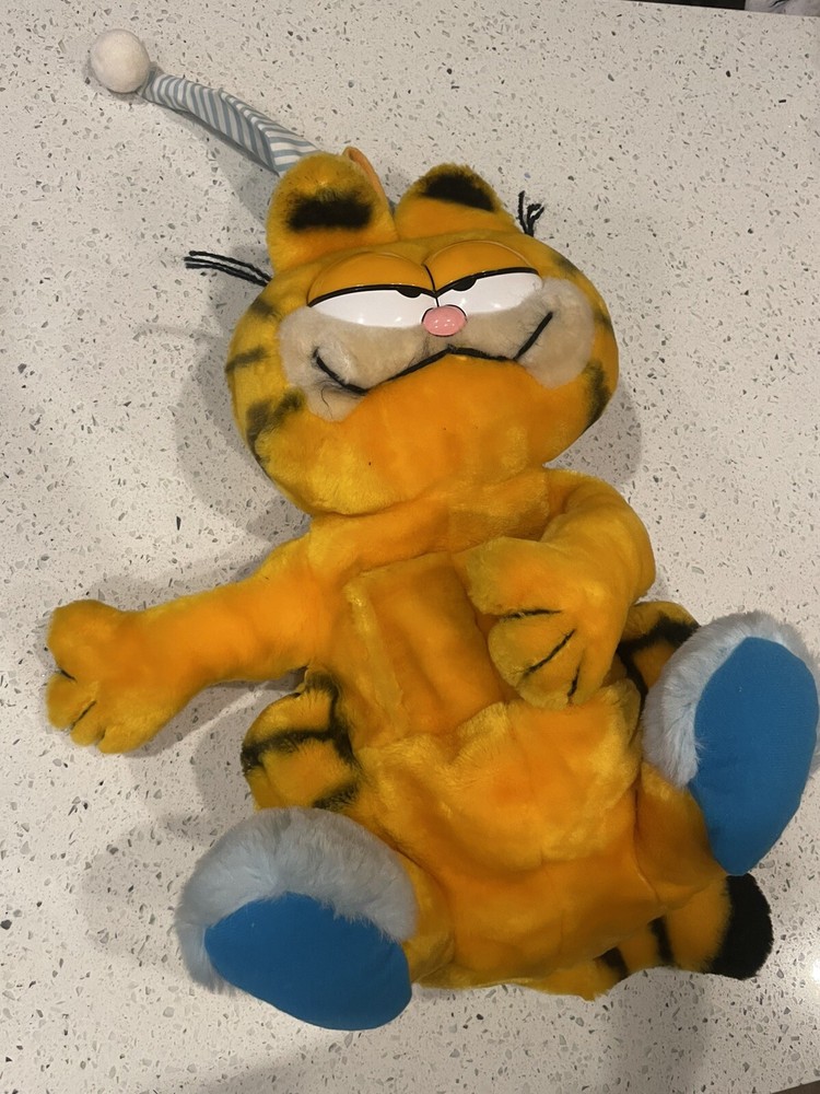 Vintage Garfield Plush Stuffed Zipper Pajama Bag with Cap & Slippers Dakin 1981