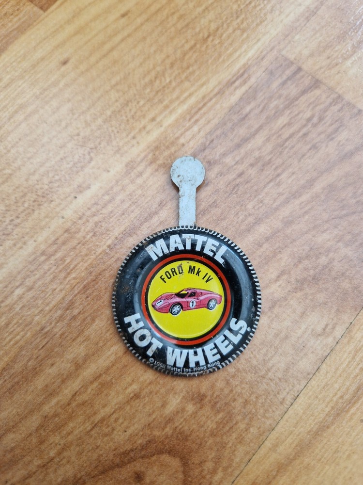 VINTAGE HOT WHEELS REDLINE FORD MK IV CAR TINPLATE BUTTON BADGE