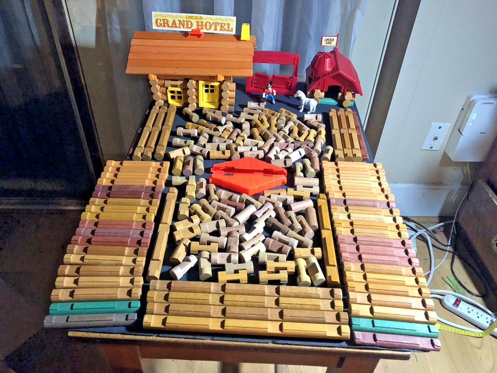 Lincoln Logs 265 pieces.An Extra PIECE LOT playset,4 notch logs, Windows,  Roofs