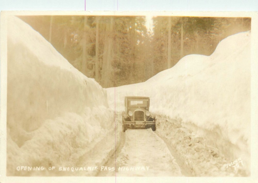 1930s Snoqualmie Pass Washington Winter Scene autos Postcard 25-7573