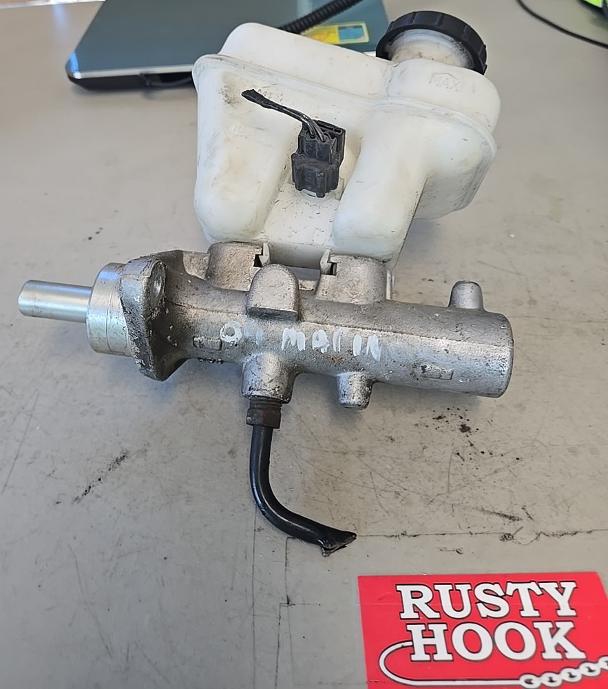 2009 mercury mariner Master Cylinder