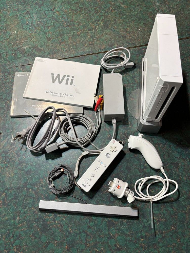 Nintendo Wii Console - White Model RVL-001 package inc remote,nunchuck, sensor