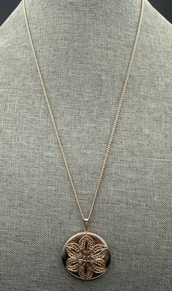 NECKLACE Gold Tone Chain Decorative Round Filigree Pendant Opens/Closes 24 Inch