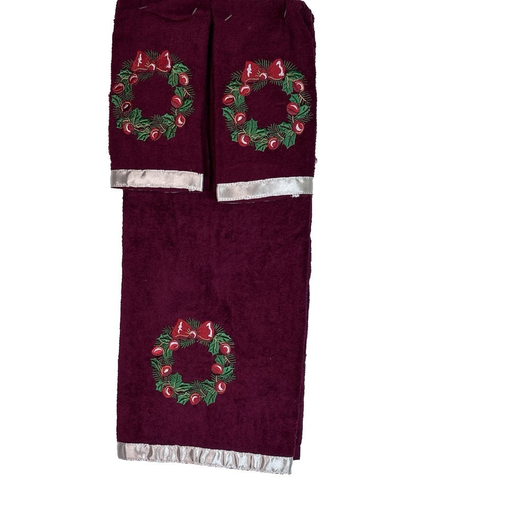 Trim A Home Christmas Presents Red Bathroom Towel Set 3 pieces Wreath design Cot