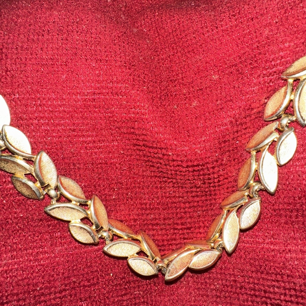 Trifari Necklace Vintage Brushed Gold Tone Double Leaf Choker 16