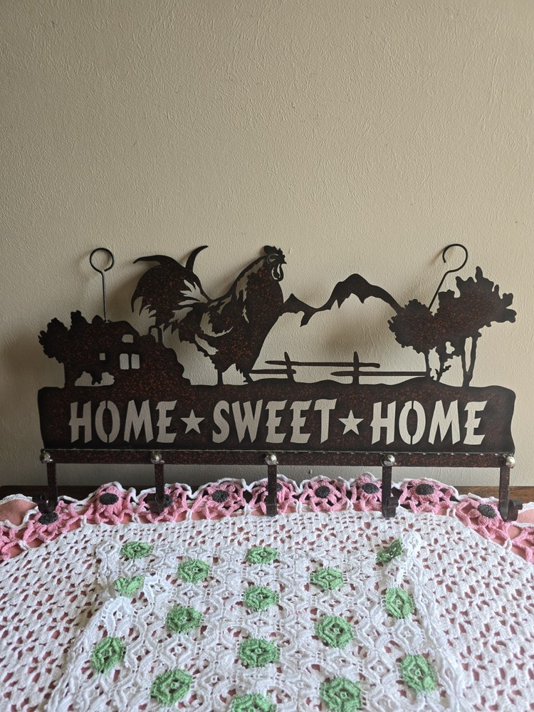 Rustic Metal Rooster Wall Decor with 5 Hooks for Farmhouse Style