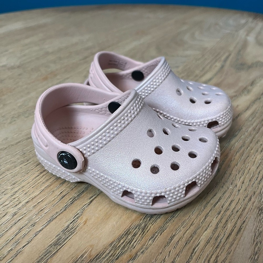 CROCS Baby Classic Clogs Slip On Sandals Pale Pink Shimmer Size 2/3