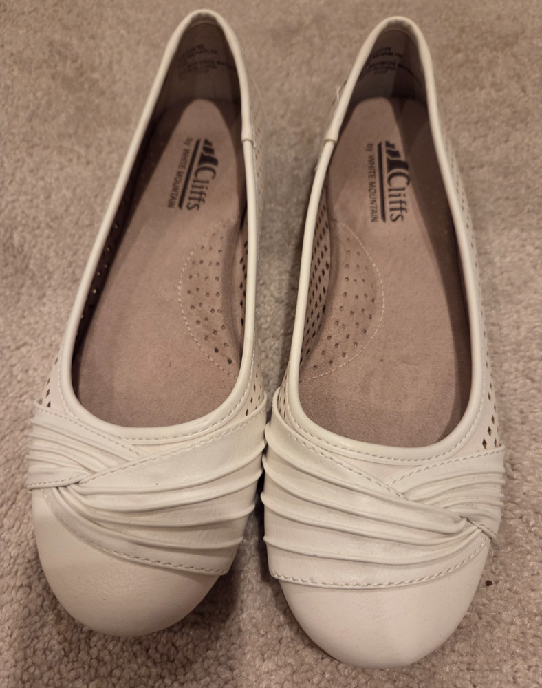 Cliffs by White Mountain Women’s Flats Size 7.5 White Comfort Slip-On Shoes EUC