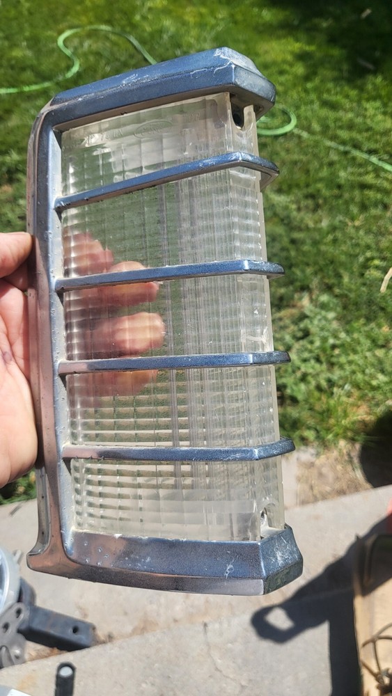 TURN SIGNAL LIGHT ASSEMBLY LINCOLN CONTINENTAL TOWN CAR  77 78 79