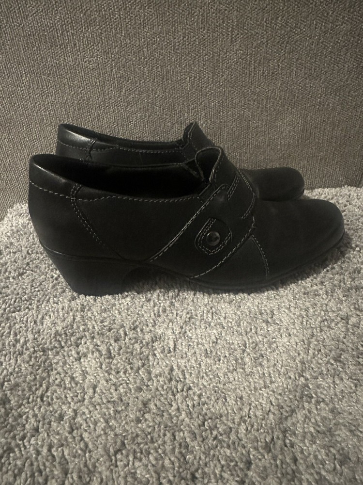 Clark’s Women’s Black Leather Heeled Loafers Size 7
