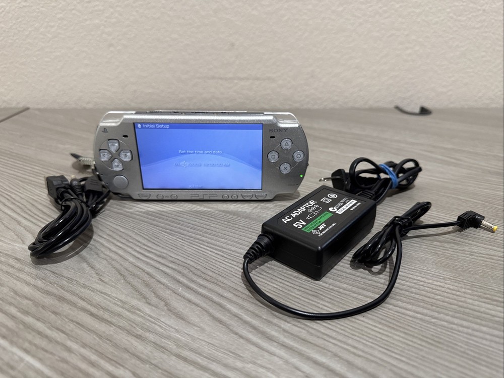 Sony PSP 2001 USA Silver Console System with Battery/Charger/Card TESTED/WORKING