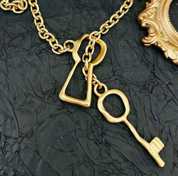 Schiaparelli Fashionable Charm Key Pendant Necklace Collarbone Chain