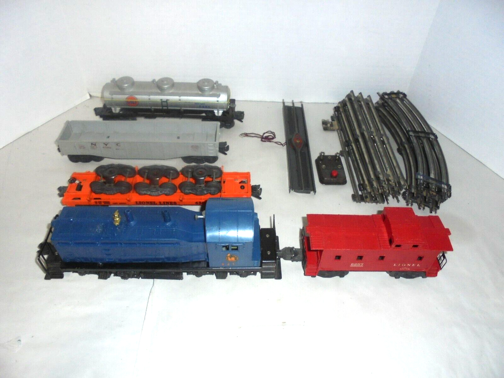 LIONEL POSTWAR O GAUGE TOY TRAIN SET WITH TRAIN TRACKS RUNS GREAT
